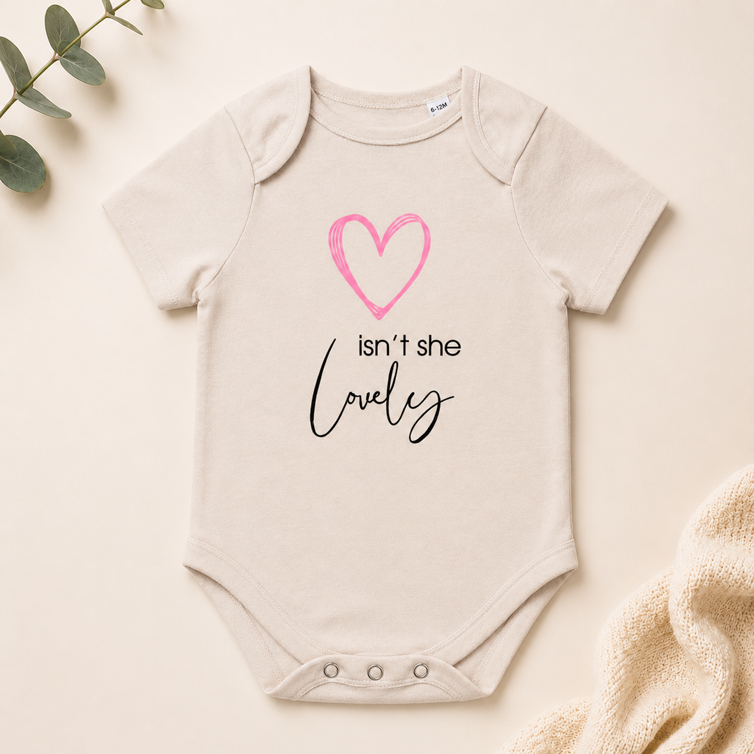 Beige baby rompertje met tekst “isn’t she lovely” voor zwangerschapsaankondiging en babyshower cadeau