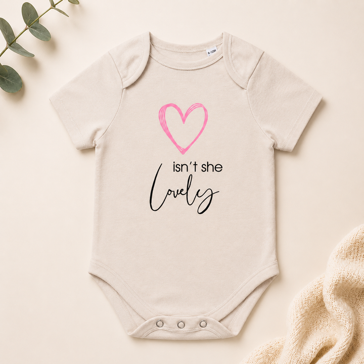 Beige baby rompertje met tekst “isn’t she lovely” voor zwangerschapsaankondiging en babyshower cadeau