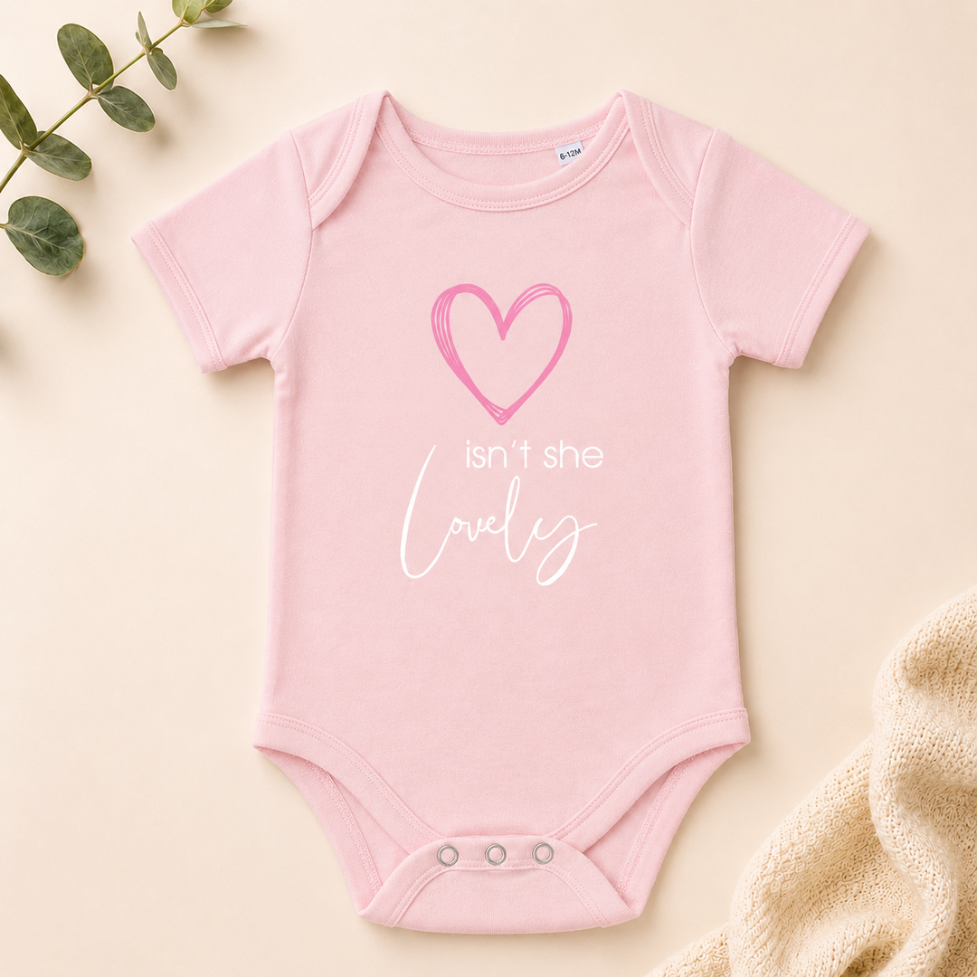 Roze baby rompertje met tekst “isn’t she lovely” – leuk babyshower cadeau en zwangerschapsaankondiging