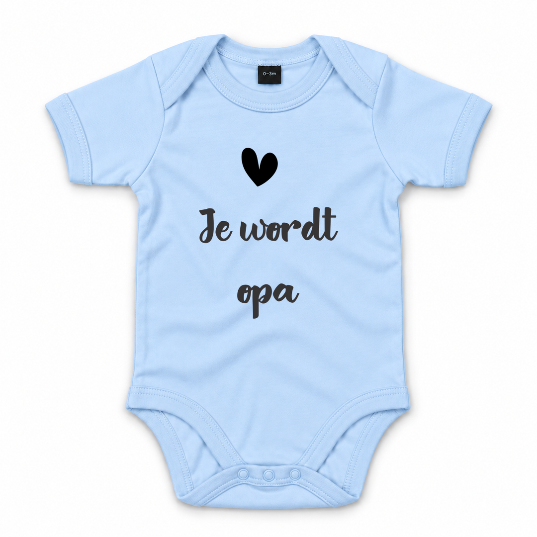 Babyblauw babyrompertje met tekst Je wordt opa voor zwangerschapsaankondiging.