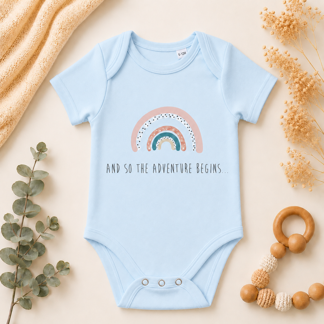 Baby blauw rompertje met regenboog en tekst “jij is de mooiste regenboog”, origineel rompertje voor zwangerschapsaankondiging