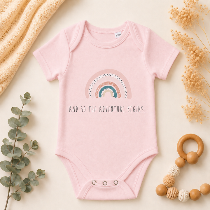 Baby roze rompertje met regenboog print en tekst “jij is de mooiste regenboog”, lief kraamcadeau en rompertje met tekst