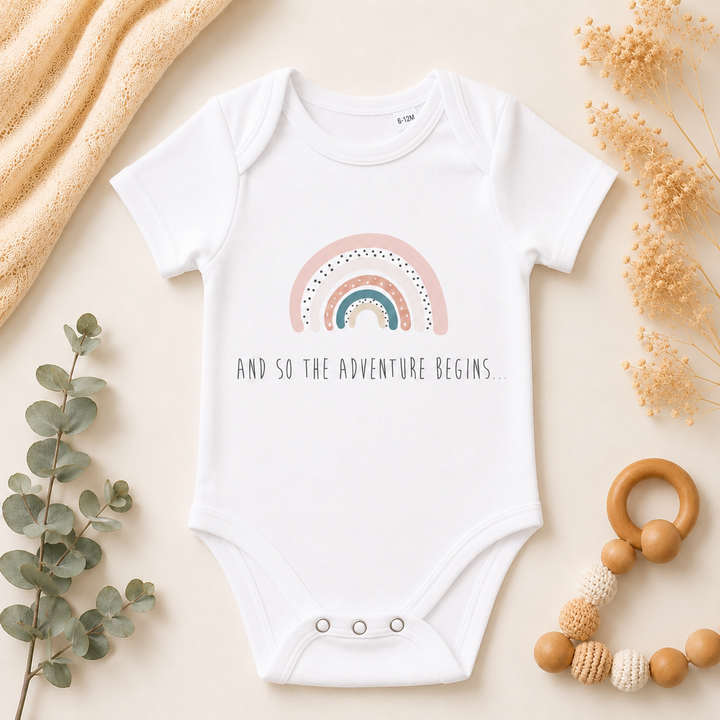 Wit rompertje met regenboog en tekst “jij is de mooiste regenboog”, zacht katoenen babyrompertje als cadeau voor baby