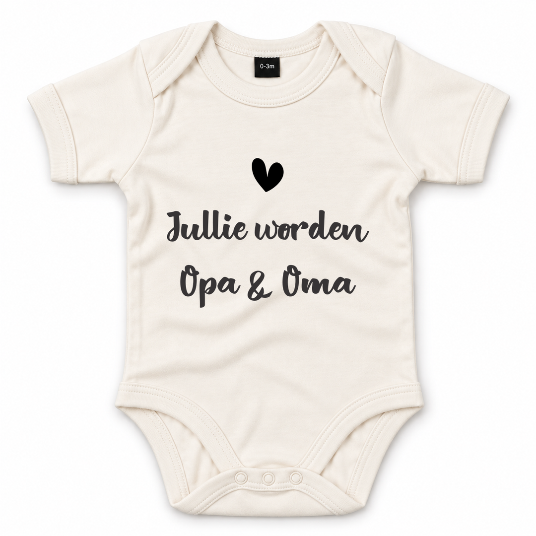 Naturel babyrompertje met tekst Jullie worden opa en oma voor zwangerschapsaankondiging.