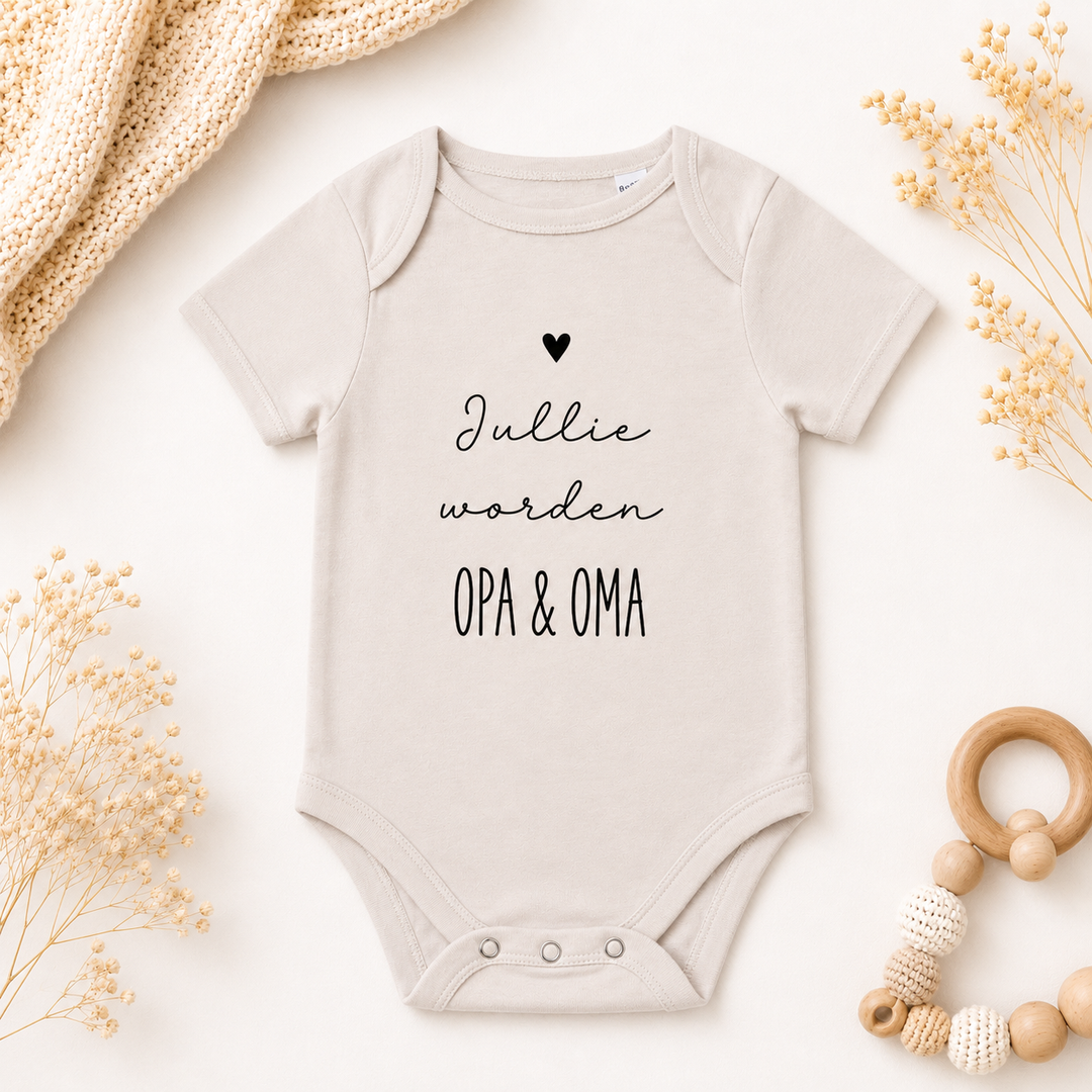 Beige babyromper met tekst “Jullie worden opa & oma” als zwangerschapsaankondiging cadeau voor opa en oma