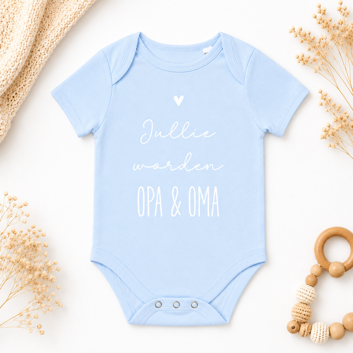 Blauwe babyromper met tekst “Jullie worden opa & oma” zwangerschapsaankondiging voor opa en oma