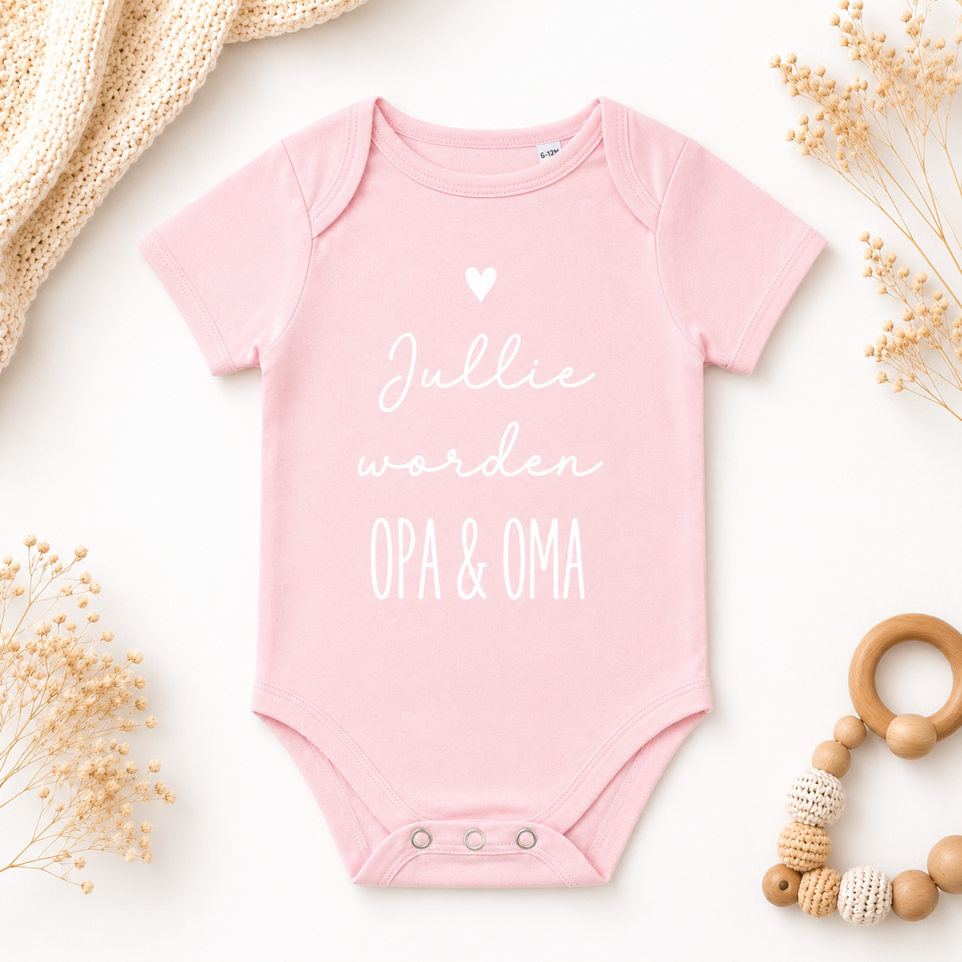 Roze babyromper met tekst “Jullie worden opa & oma” origineel cadeau om zwangerschap aan te kondigen