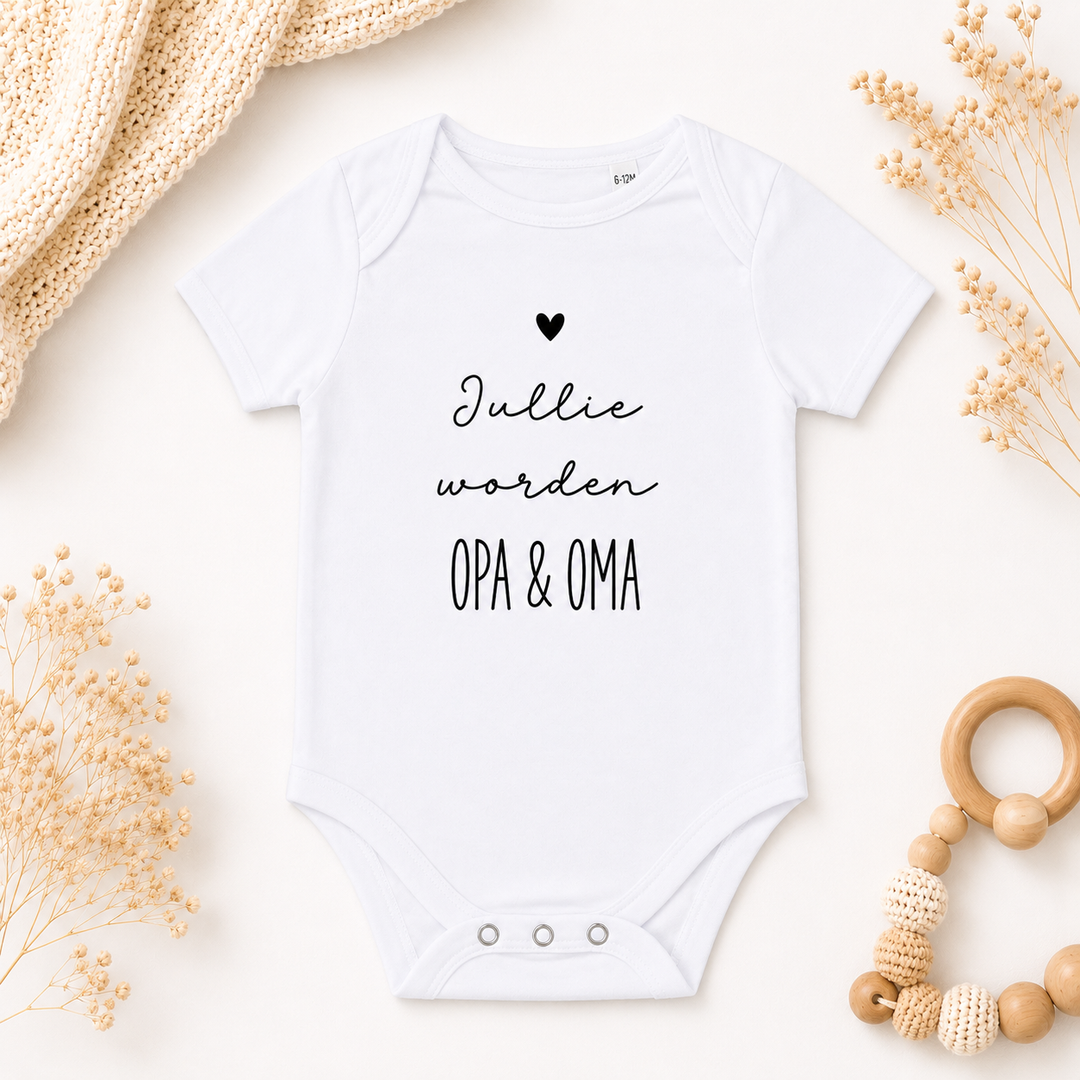 Witte babyromper met tekst “Jullie worden opa & oma” zwangerschapsaankondiging voor (schoon)ouders