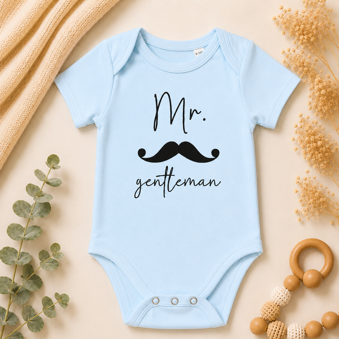 Babyblauw rompertje Mr. gentleman met snor en tekst, rompertje met tekst voor zwangerschapsaankondiging