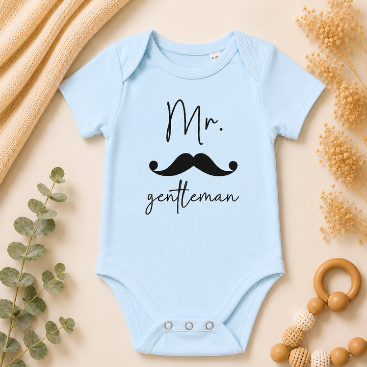 Babyblauw rompertje Mr. gentleman met snor en tekst, rompertje met tekst voor zwangerschapsaankondiging