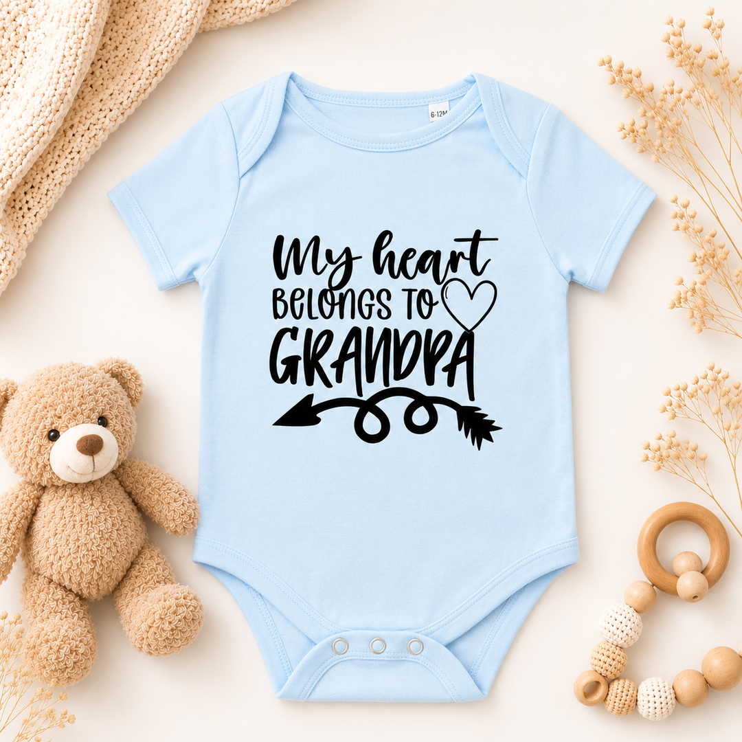 Babyblauw rompertje met tekst “my heart belongs to grandpa”, zwangerschapsaankondiging en cadeau voor opa