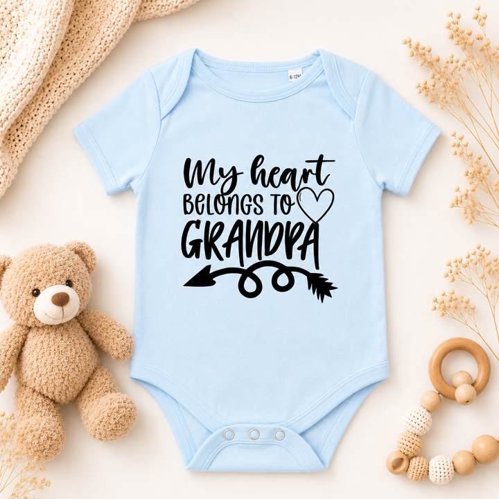 Babyblauw rompertje met tekst “my heart belongs to grandpa”, zwangerschapsaankondiging en cadeau voor opa