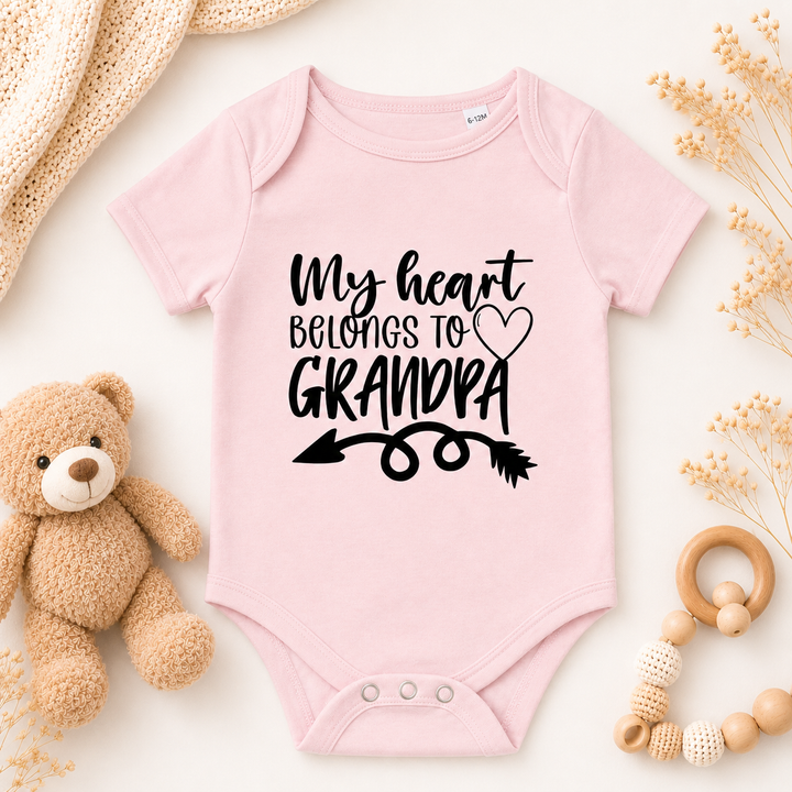 Babyroze rompertje met tekst “my heart belongs to grandpa”, leuke zwangerschapsaankondiging voor opa
