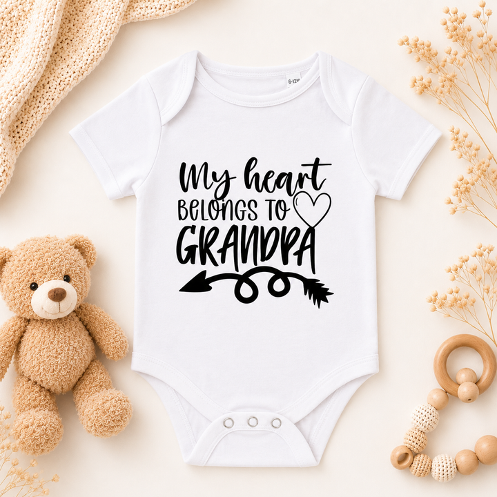 Wit baby rompertje met tekst “my heart belongs to grandpa”, origineel cadeau om zwangerschap aan opa te vertellen
