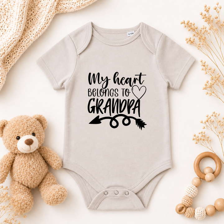 Beige baby rompertje met tekst “my heart belongs to grandpa”, ideaal voor zwangerschapsaankondiging aan opa