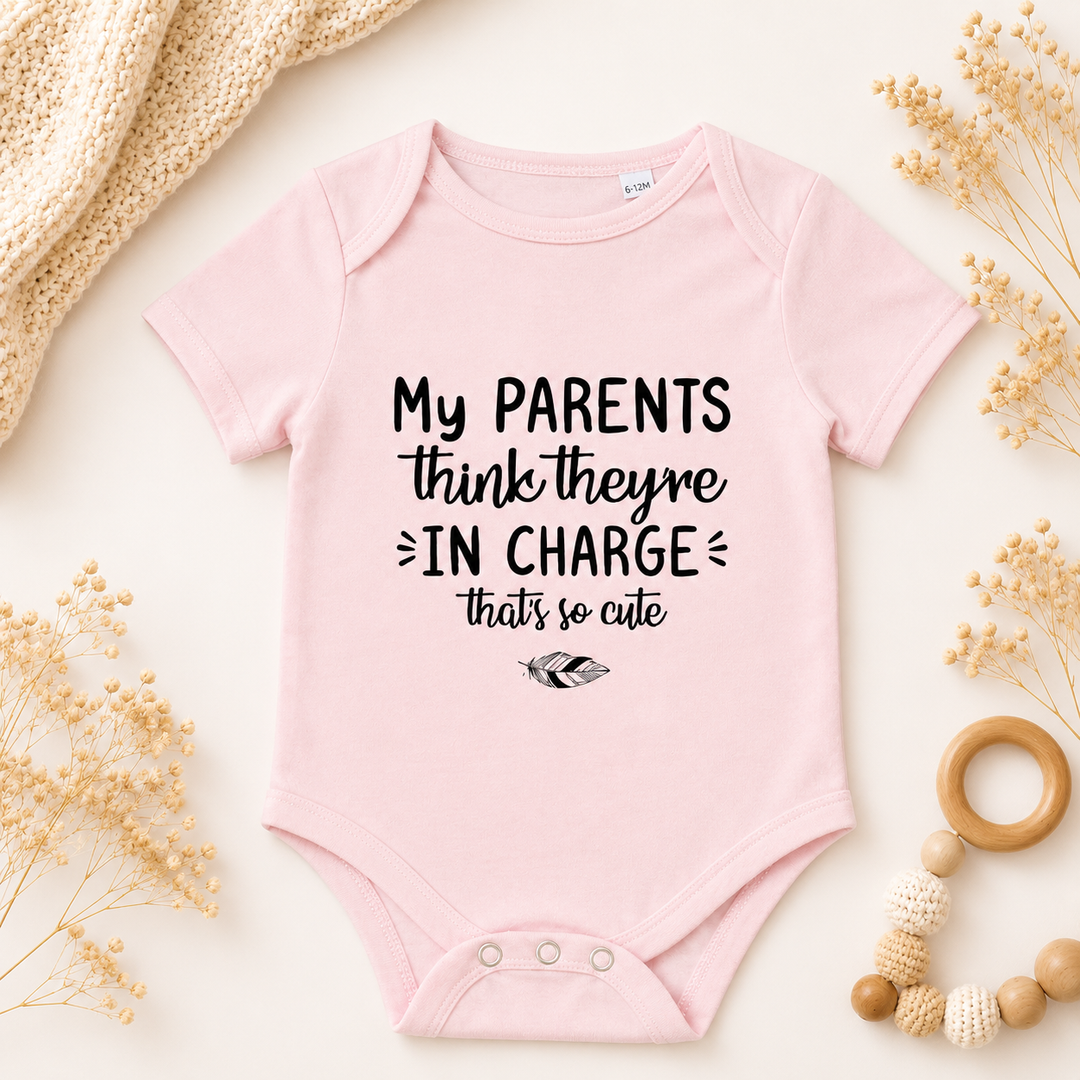 Baby roze rompertje met tekst My Parents Think, rompertje met tekst voor originele zwangerschapsaankondiging