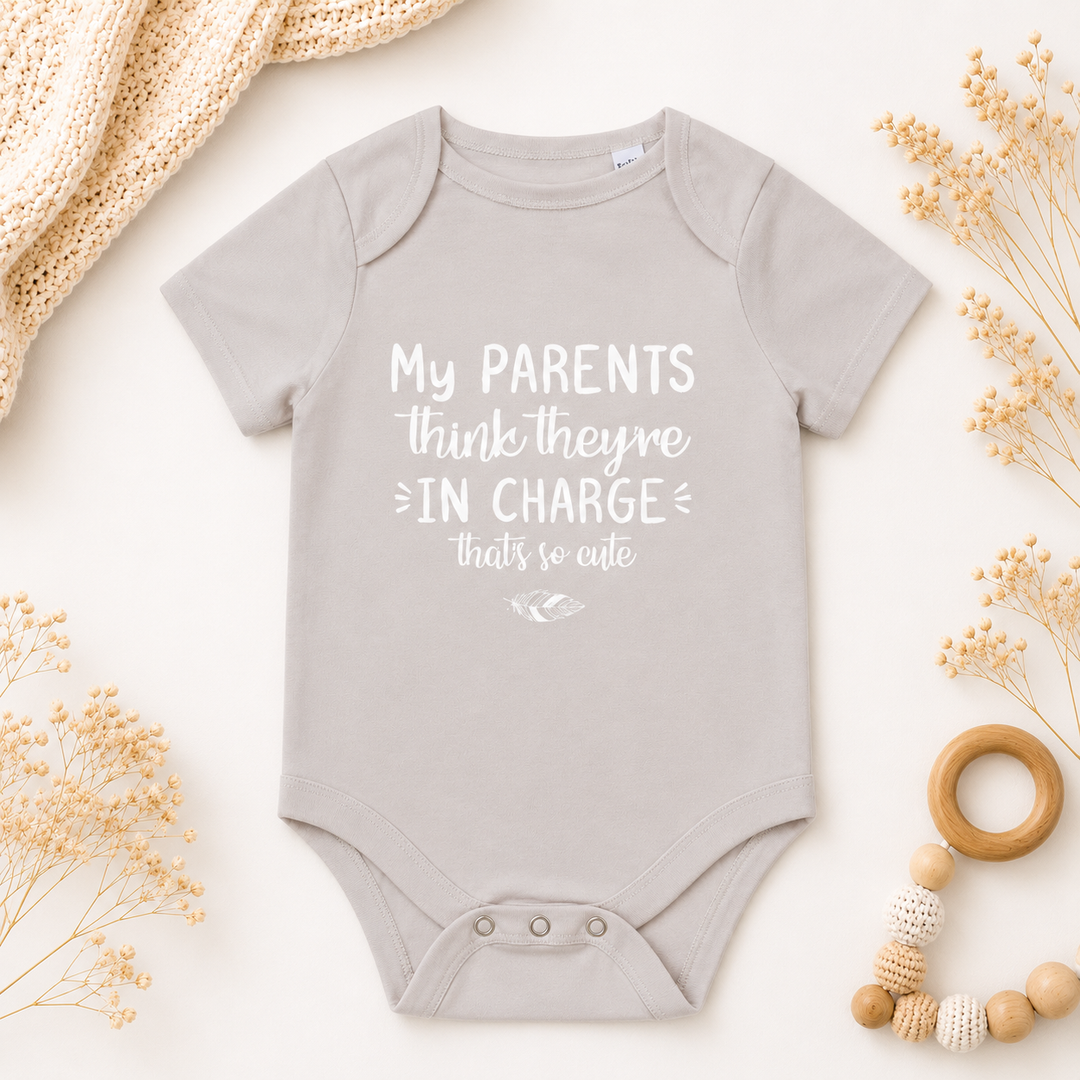 Beige baby rompertje met tekst My Parents Think, origineel rompertje met tekst voor zwangerschapsaankondiging