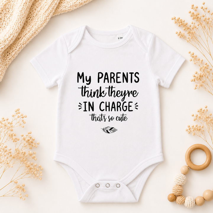 Wit rompertje met tekst My Parents Think, grappig rompertje voor zwangerschapsaankondiging aan (schoon)ouders