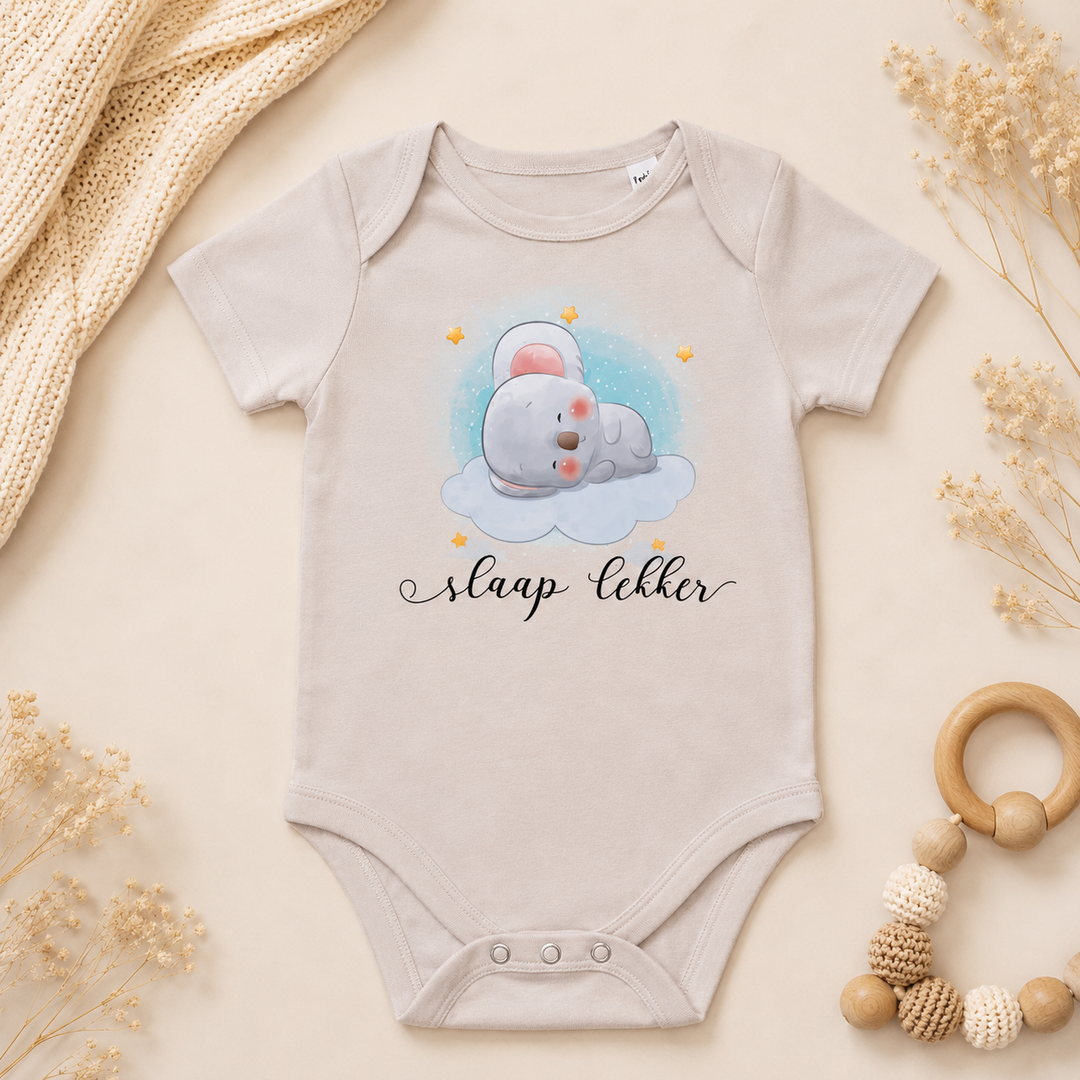 Beige organic babyromper met “slaap lekker” tekst en illustratie van slapend diertje op wolkje – kraamcadeau rompertje met tekst