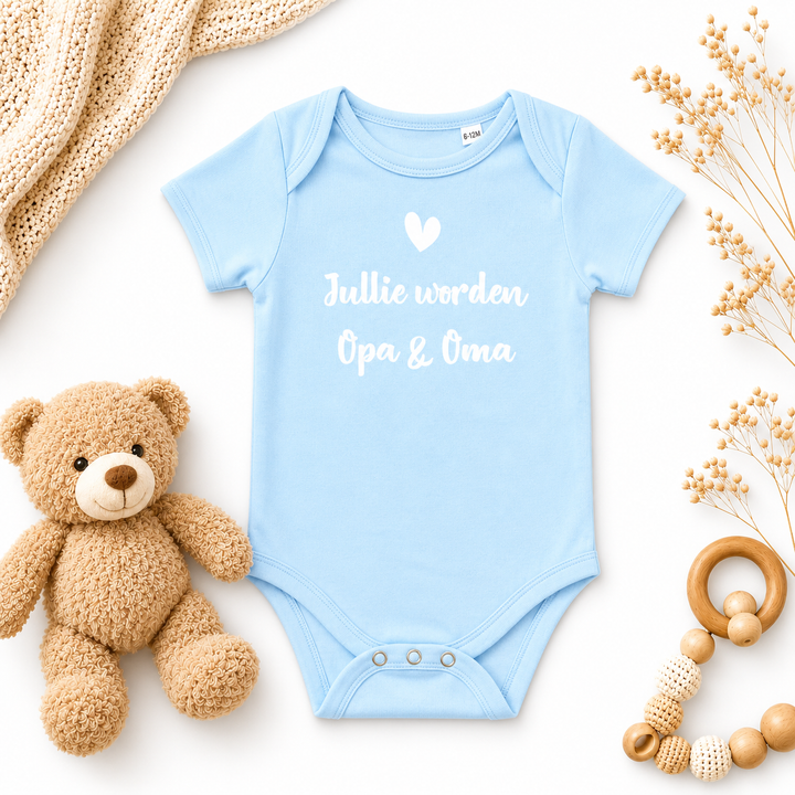 Babyblauwe romper met tekst “Jullie worden opa & oma”, zwangerschap aankondigen aan opa en oma, zacht katoen