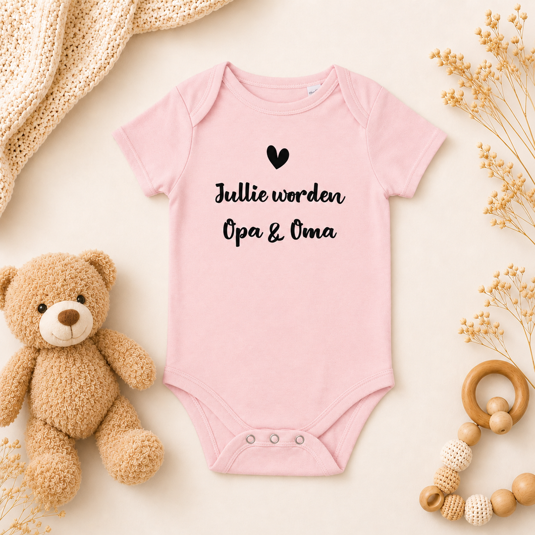 Babyroze romper met zwarte tekst “Jullie worden opa & oma”, originele zwangerschapsaankondiging voor opa en oma
