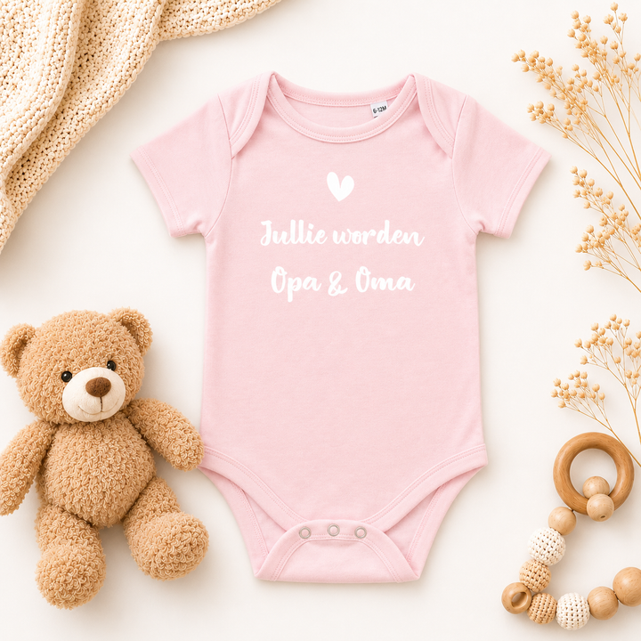 Babyroze romper met tekst “Jullie worden opa & oma”, originele zwangerschapsaankondiging voor opa en oma
