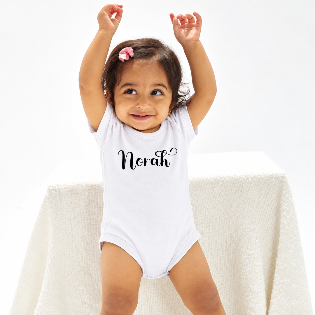 Baby in witte romper met naam Norah