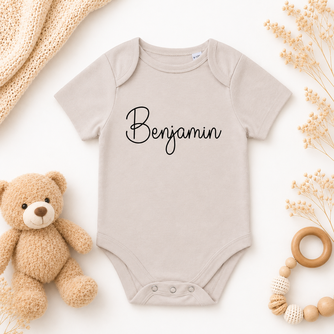 Gepersonaliseerd rompertje met naam in beige, babyrompertje van 100% katoen voor zwangerschapsaankondiging of kraamcadeau