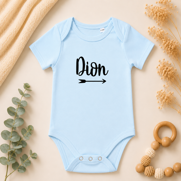 Babyblauwe babyromper met regenboog “Sunshine” en naam Dion, gepersonaliseerd rompertje met naam, organic katoen