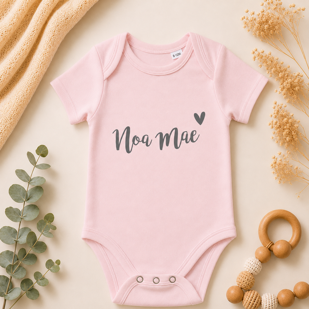 Babyroze babyromper met regenboog “Sunshine” en naam Iva, rompertje met naam personaliseren, organic katoen