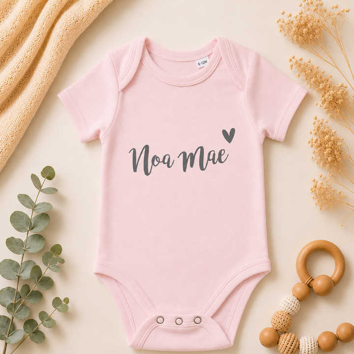 Babyroze babyromper met regenboog “Sunshine” en naam Iva, rompertje met naam personaliseren, organic katoen