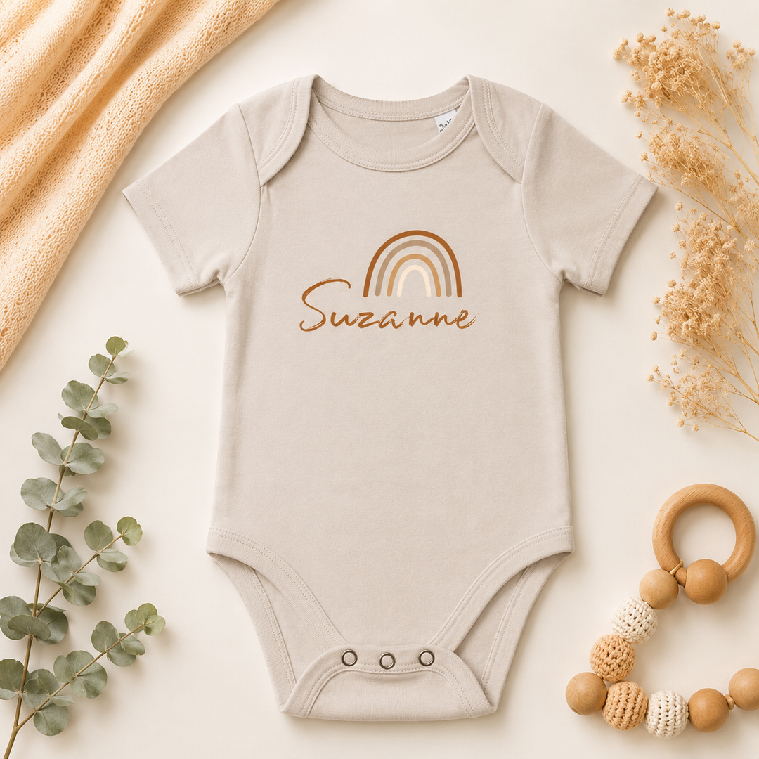 Beige babyromper met regenboog en tekst “Sunshine”, personaliseerbaar rompertje met naam, organic katoen