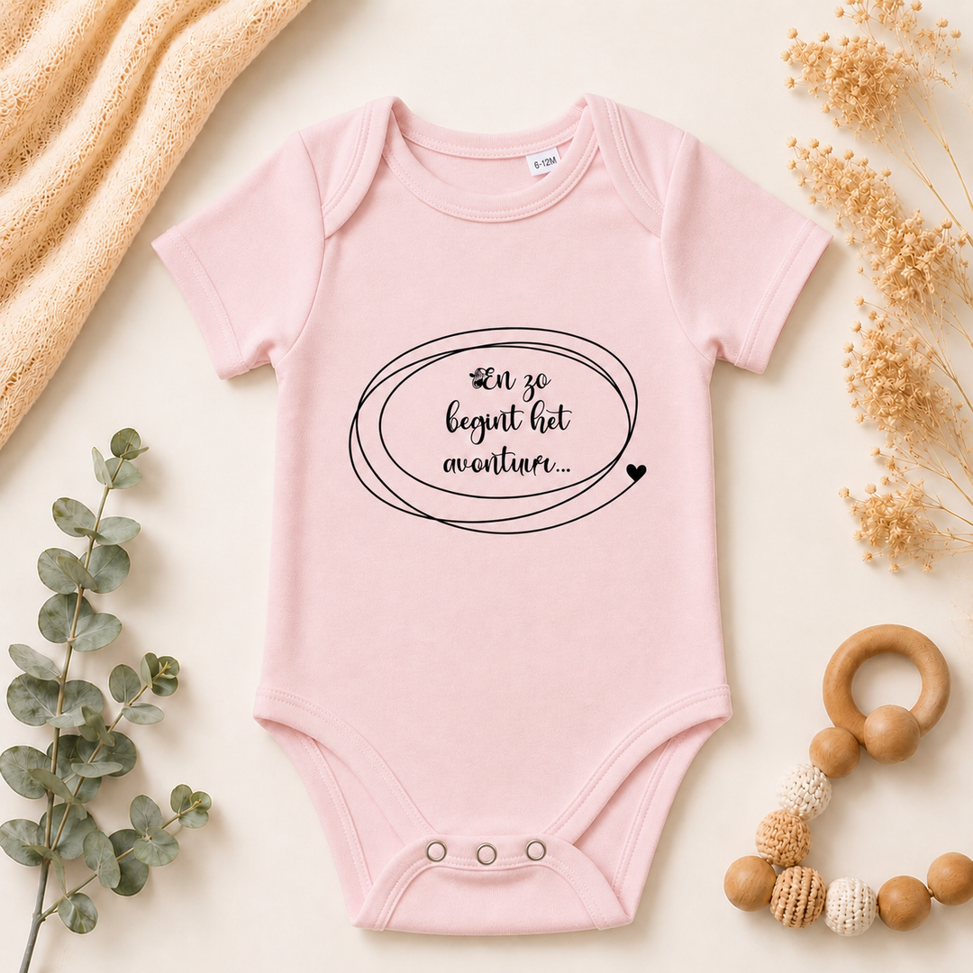 Babyroze organic baby rompertje met ovaal tekstdesign, zacht katoen, leuk als zwangerschapsaankondiging