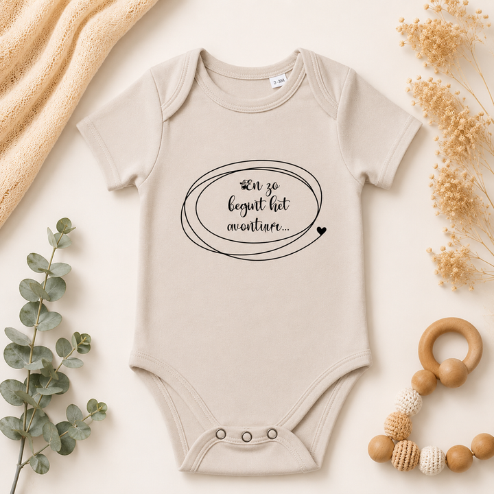 Beige organic baby rompertje met ovaal tekstdesign en drukknoopjes, zwangerschapsaankondiging of babycadeau