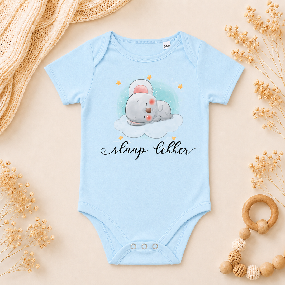 Babyblauw rompertje met opdruk “slaap lekker” – gepersonaliseerd rompertje met naam, cadeau newborn