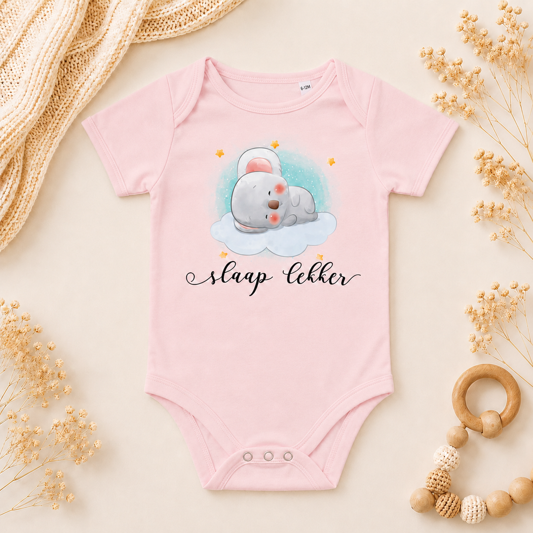 Babyroze rompertje met tekst “slaap lekker” – gepersonaliseerd babyrompertje, lief kraamcadeau