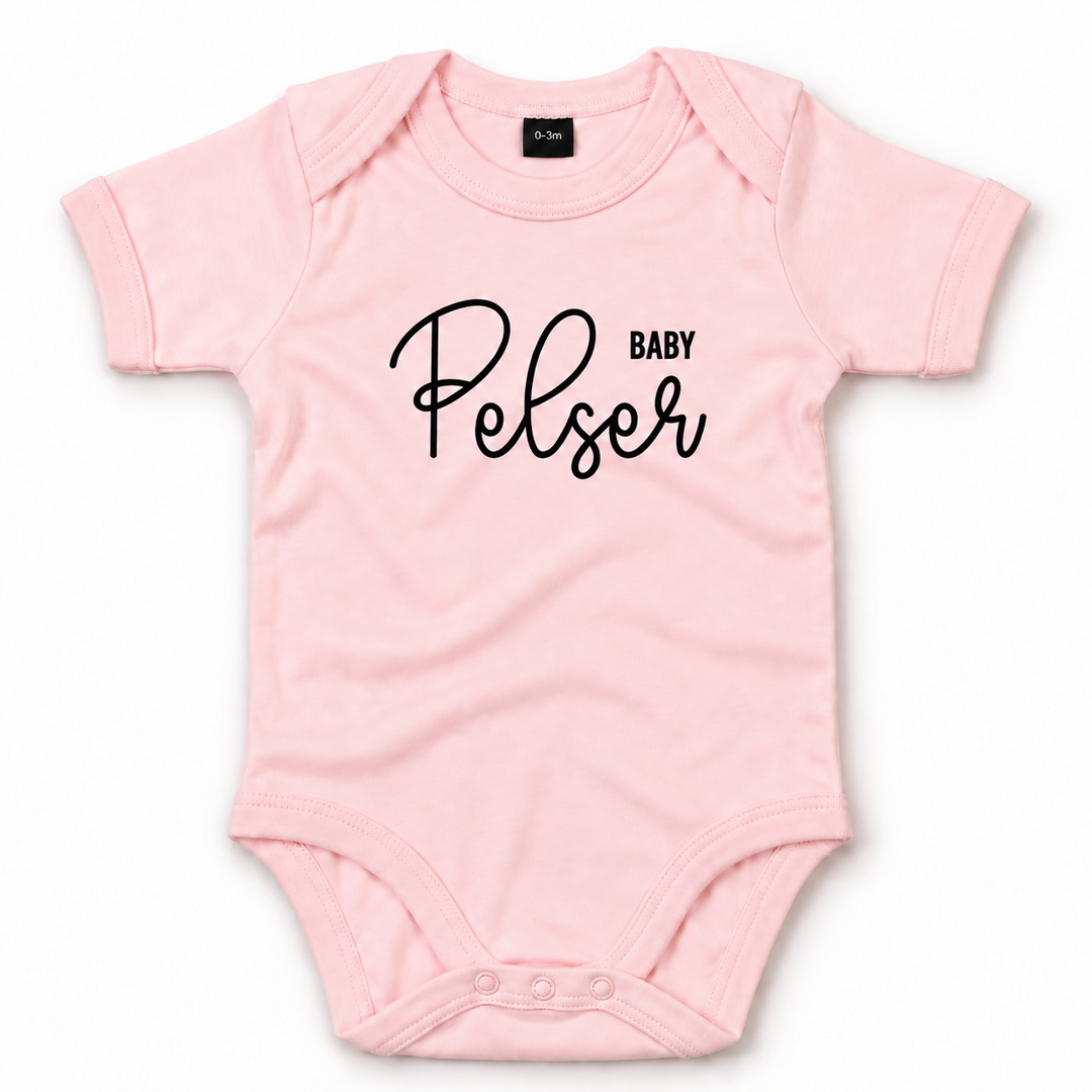 Roze romper met persoonlijke naam in zwart sierlijk lettertype.