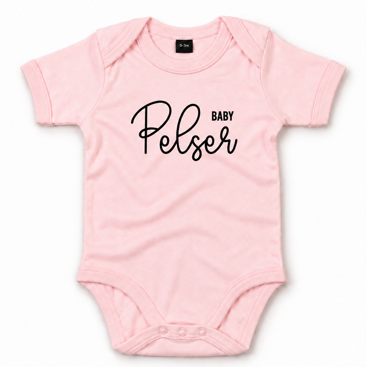 Roze romper met persoonlijke naam in zwart sierlijk lettertype.