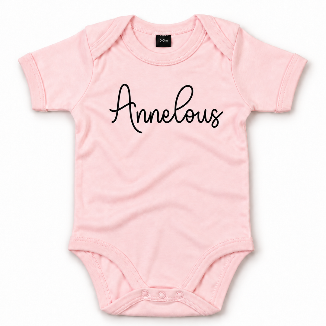 Roze baby romper met naam Annelous als persoonlijk kraamcadeau.
