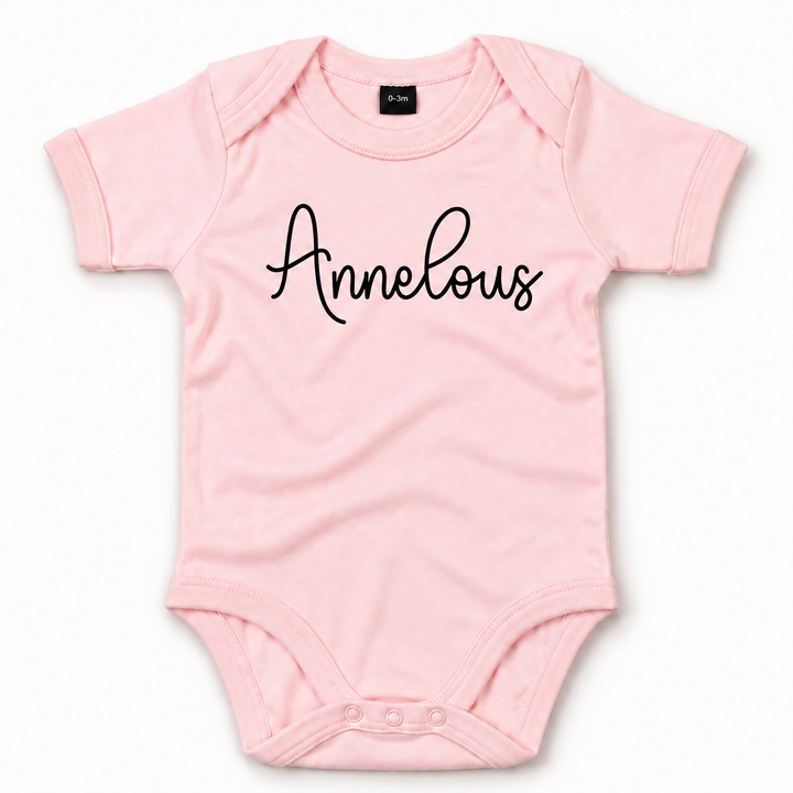 Roze baby romper met naam Annelous als persoonlijk kraamcadeau.