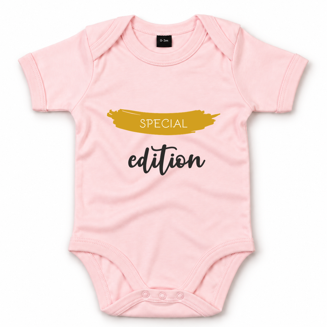 Roze baby romper met Special Edition tekst.