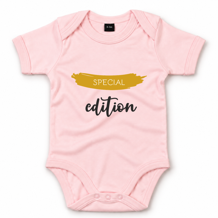 Roze baby romper met Special Edition tekst.