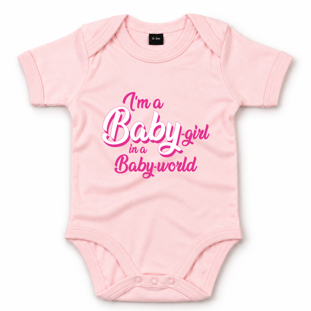 Roze baby romper met Baby-girl tekst in roze opdruk.