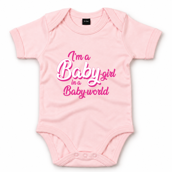 Roze baby romper met Baby-girl tekst in roze opdruk.