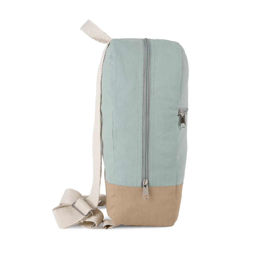 zijaanzicht katoenen rugzak voor kind in sage met beige bodem, schooltas met rits en verstelbare banden