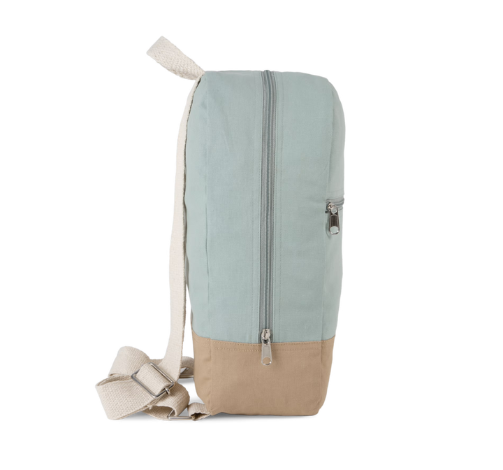 zijaanzicht katoenen rugzak voor kind in sage met beige bodem, schooltas met rits en verstelbare banden