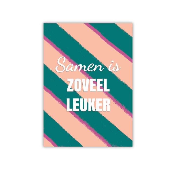 Complimentkaart “Samen is zoveel leuker” met diagonale strepen in groen en roze – lieve kaart om iemand op te vrolijken