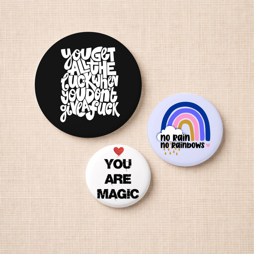 Setje van drie buttons met teksten en quotes – zwart, wit en pastel