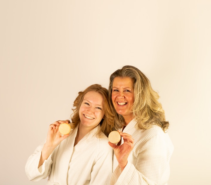 twee vrouwen met shampoobars proefpakket duurzaam cadeau met mini shampoobars