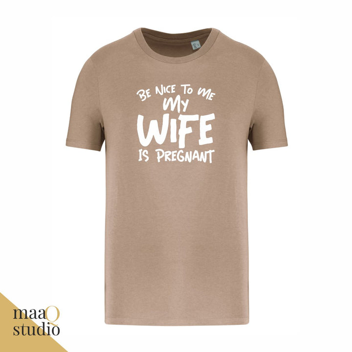 Bruin zwangerschap shirt met witte tekst Be nice to me my wife is pregnant.